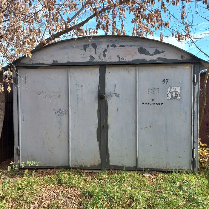 металевий гараж без місця