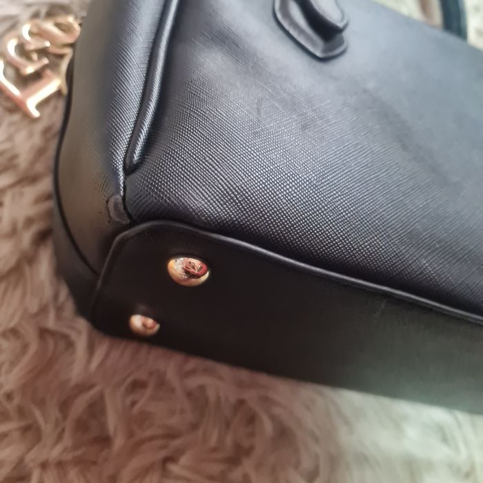 Guess mała torebka do ręki i listonoszka czarna ze złotymi zdobieniami