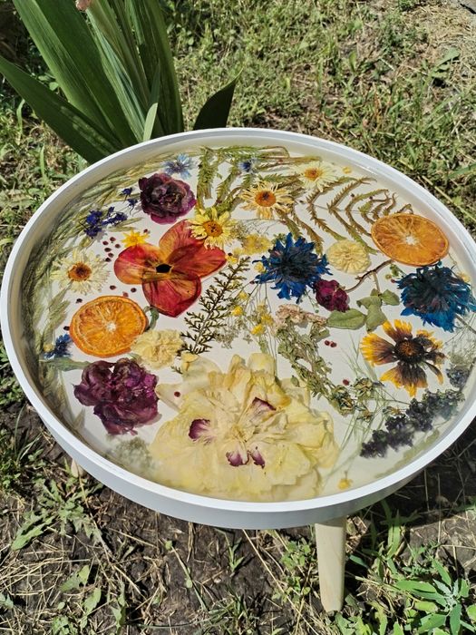 Унікальний столик з квітковою заливкою епоксидною смолою