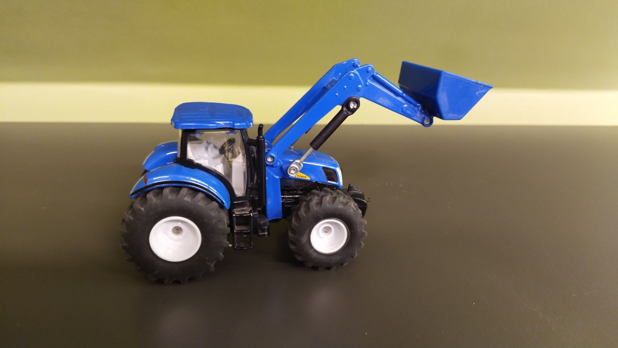 Siku traktor z turem new Holland 1 :50