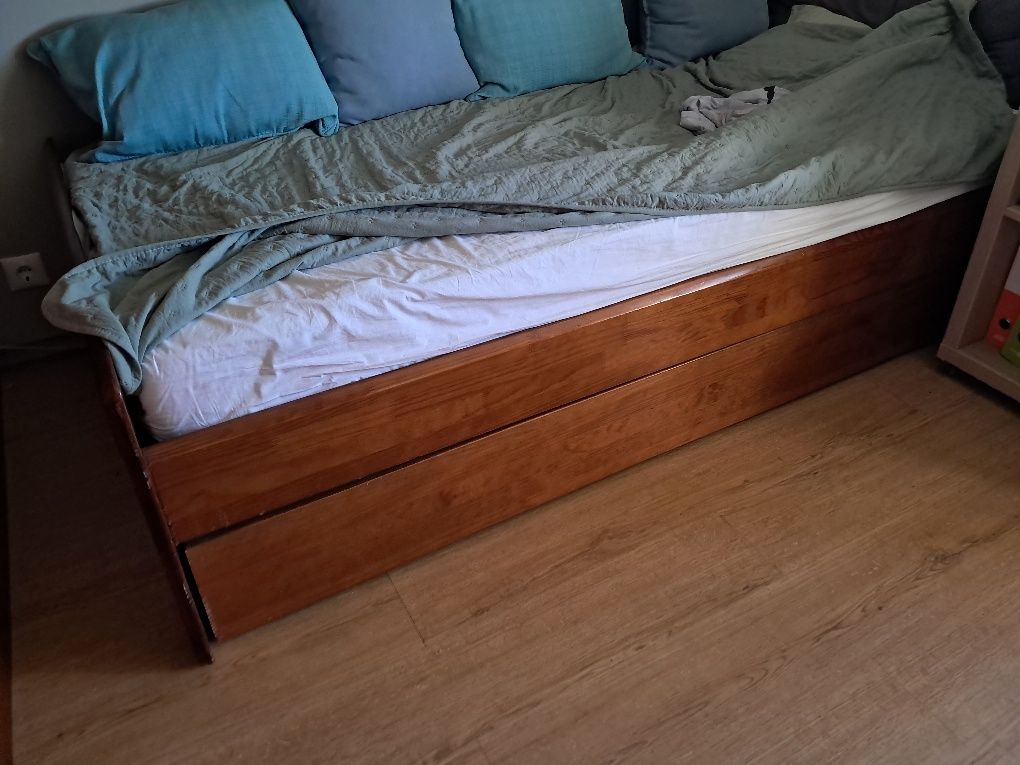 Cama  em madeira boa