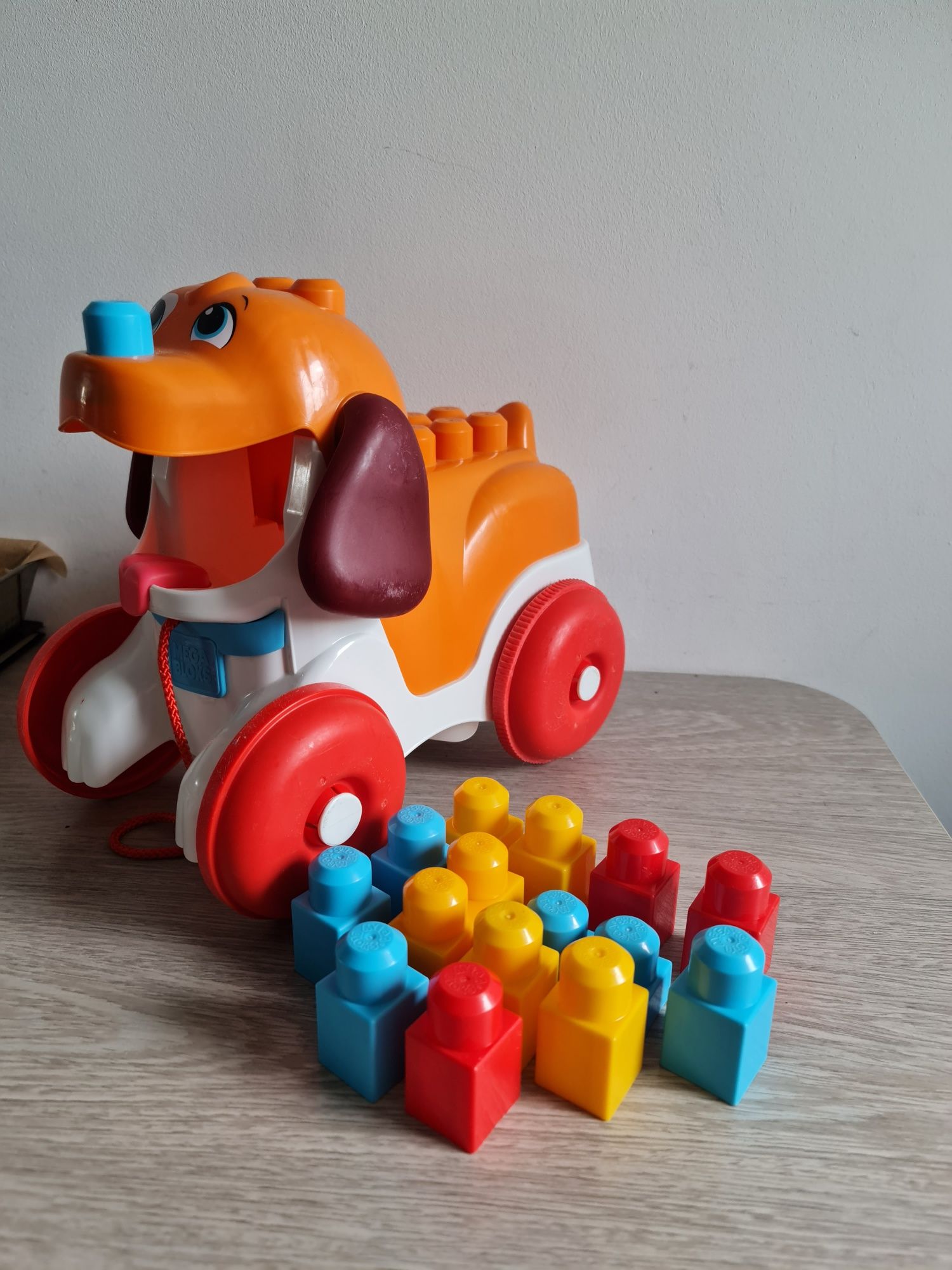 Piesek z klockami zabawka fisher price
