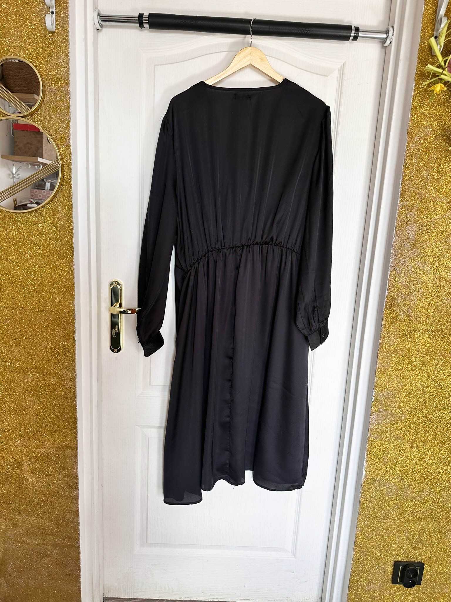 Czarna sukienka z rękawem 50 52