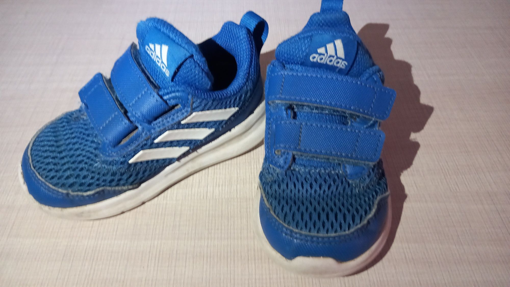 Кросівки adidas на хлопчика 22розмір 14 см