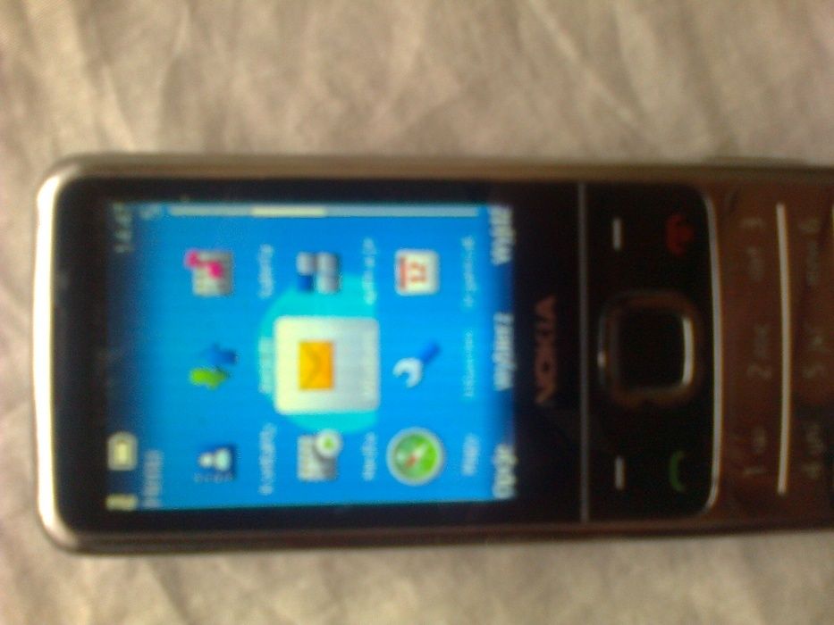 6700-c1 srebna.Nokia E66.