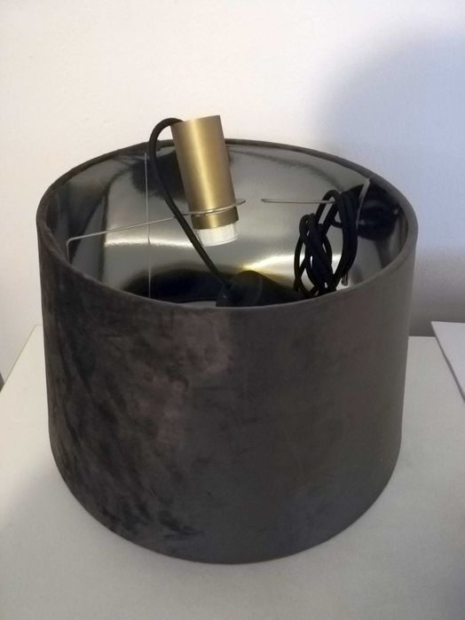 Candeeiro com abatjour de veludo cinza e interior prateado 40x40 cm