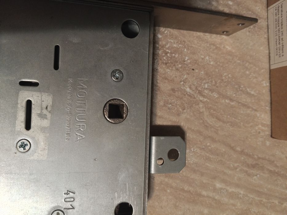 Замок дверной коробки