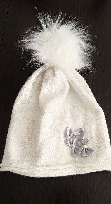 Czapka biała z pomponem