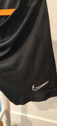 Spodenki sportowe czarne Nike 137-142