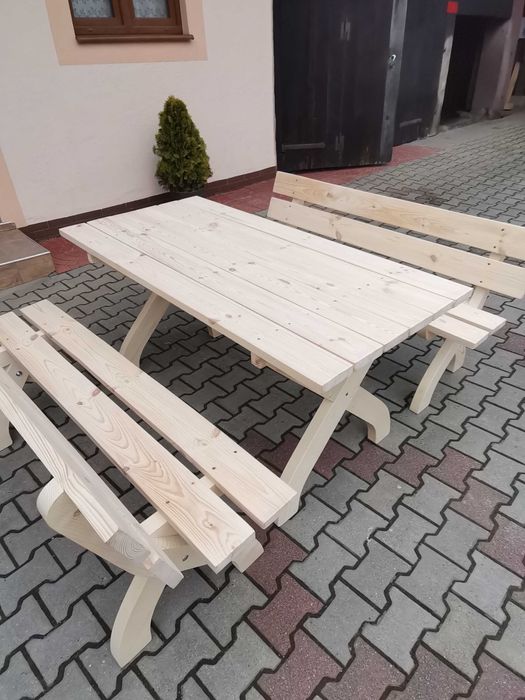 Zestaw drewnianych mebli ogrodowych