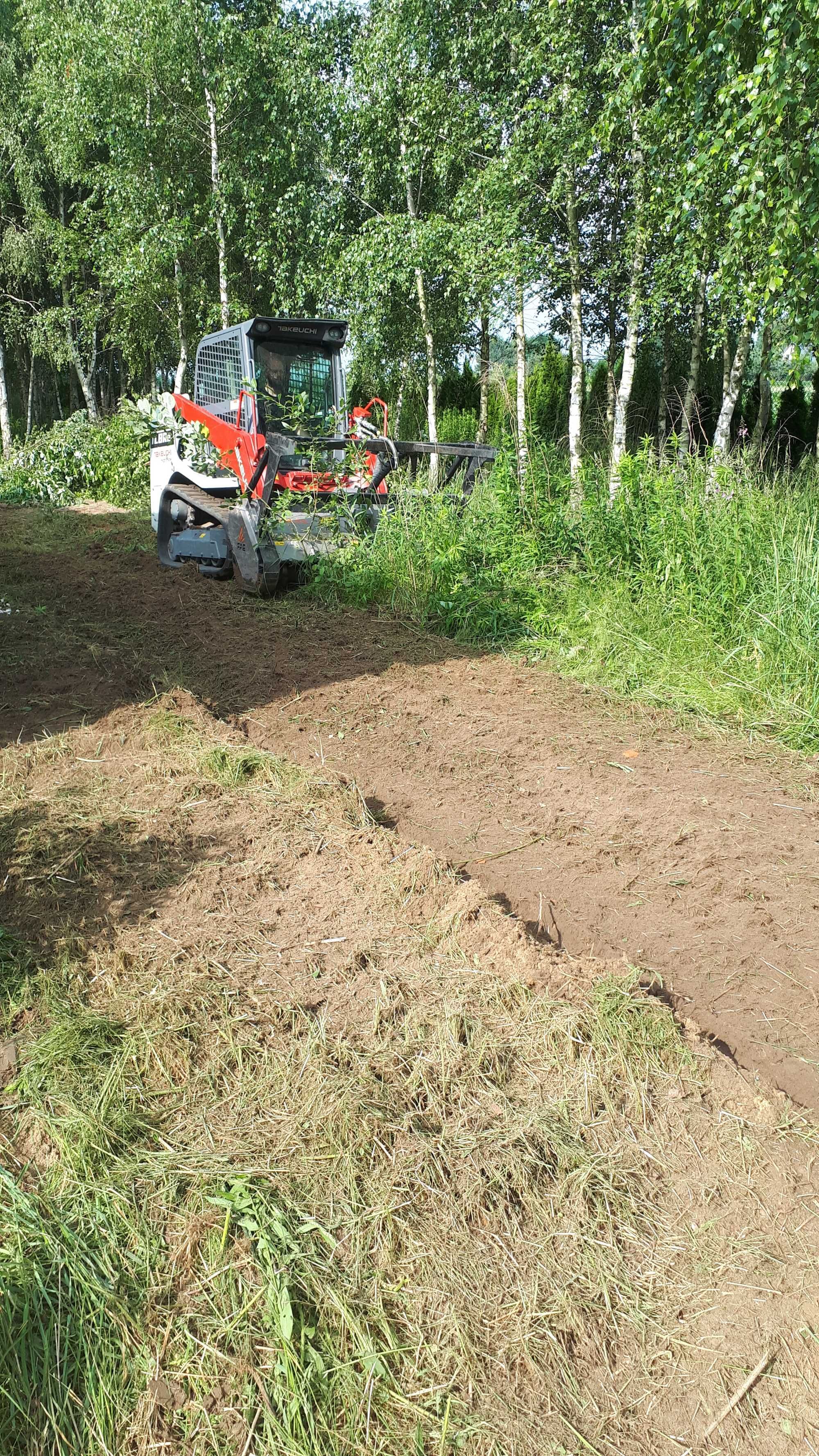 Koszenie trawników, dużych terenów zielonych, nieużytków, zarośli.