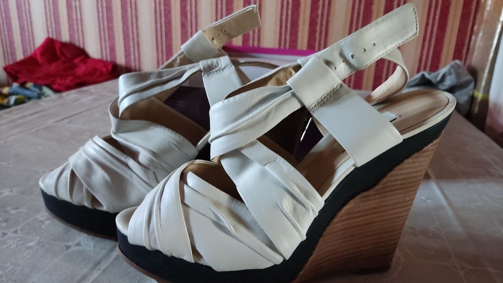 Продам женские кожаные босоножки