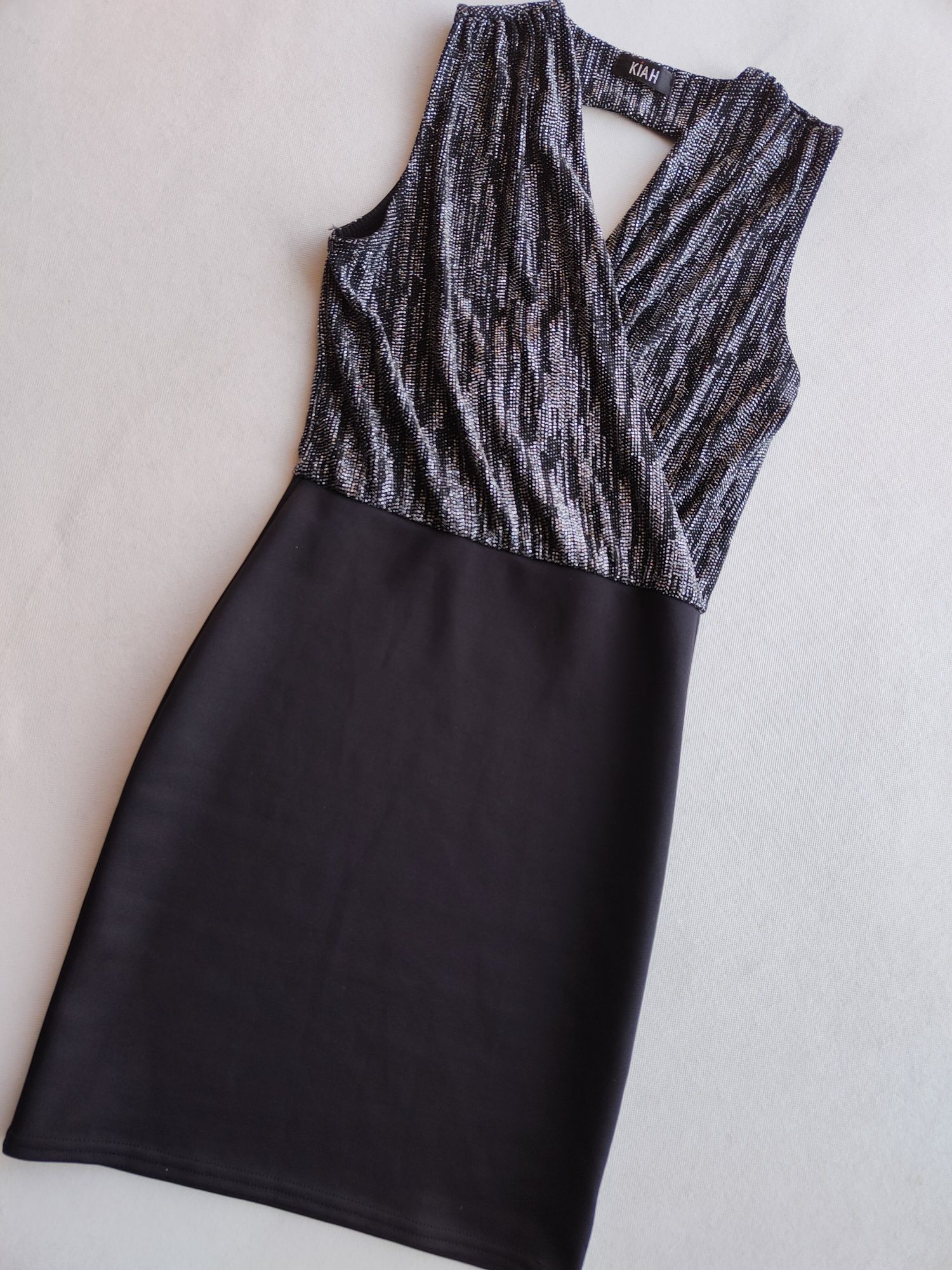 Czarna błyszcząca sukienka KIAH z dekoltem rozmiar 36