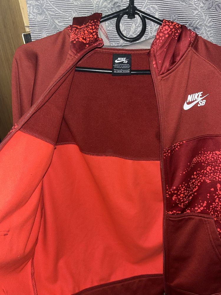 Спортифная кофта Nike на замке ,женская!