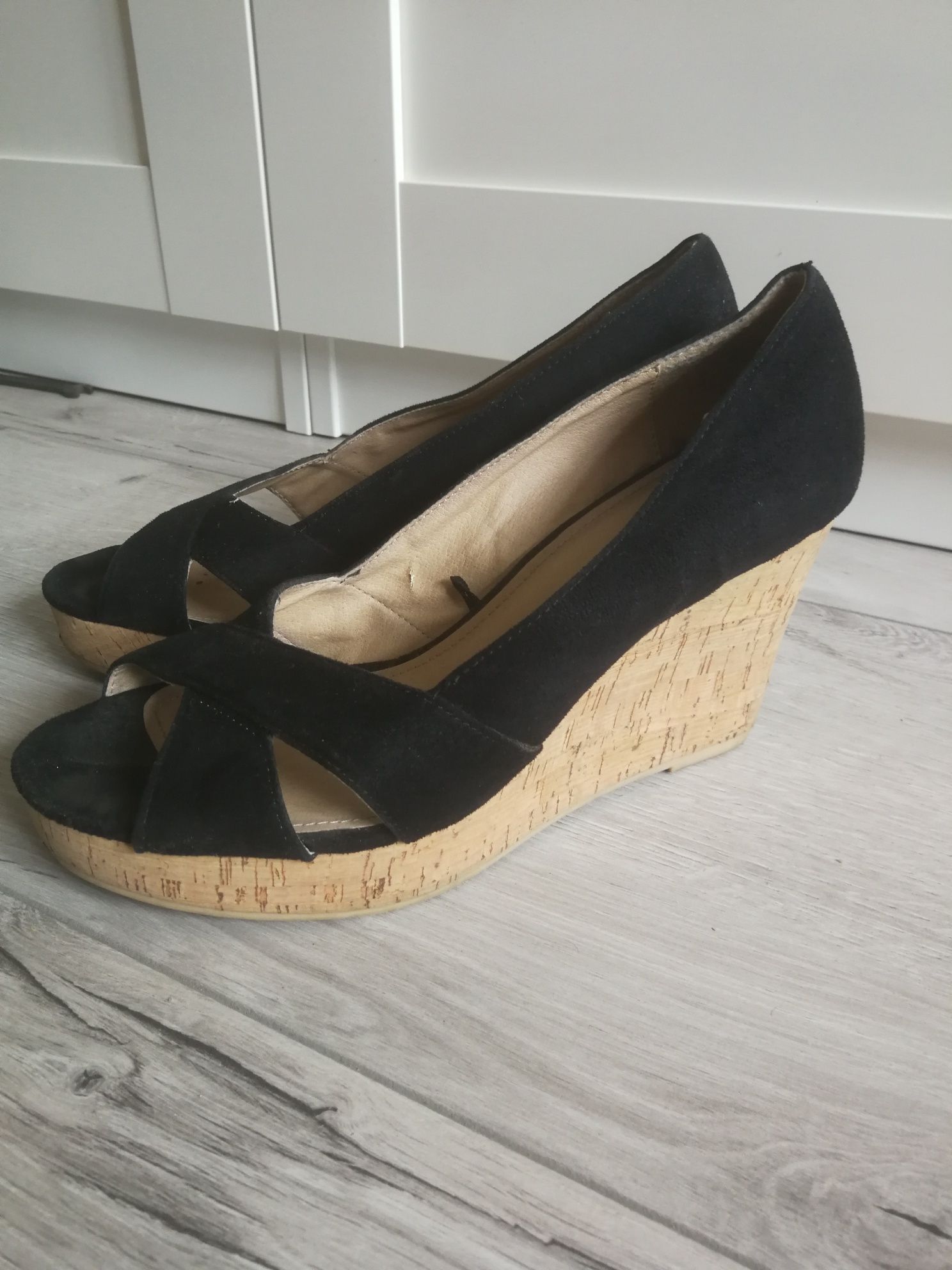 Buty na koturnie