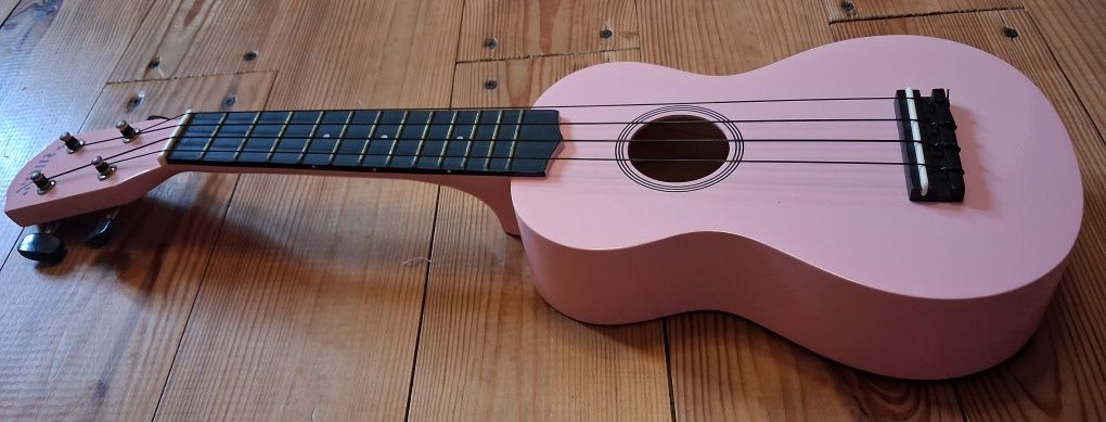 Różowe ukulele ze stroikiem