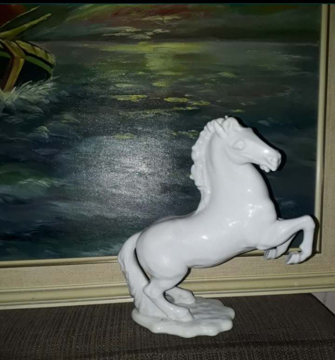Koń porcelanowy figurka