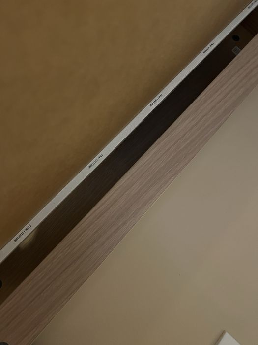 Biurko Micke Ikea - dąb bejcowany na biało