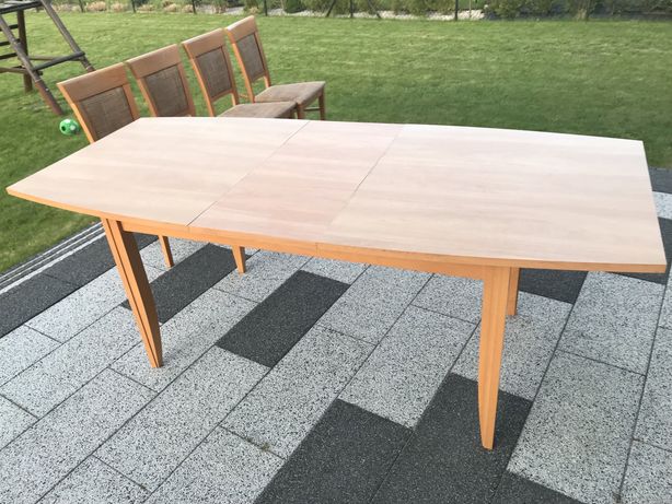 Duży stół rozkladany z 4 krzesłami