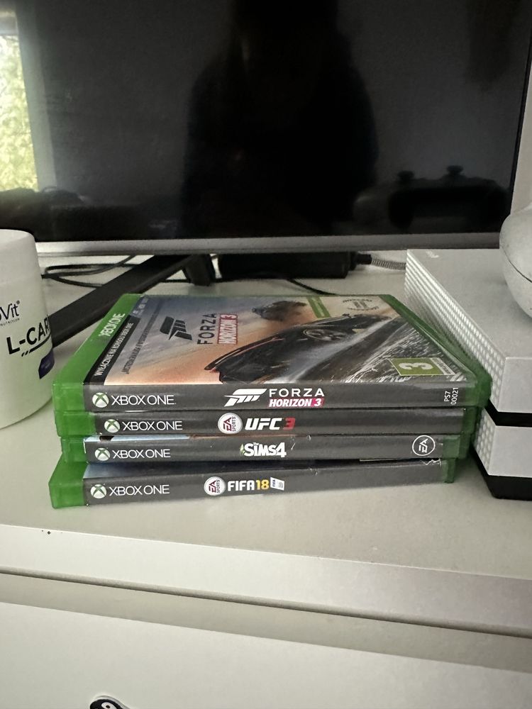 Xbox one 2 pady + gry (ufc, forza, simsy)