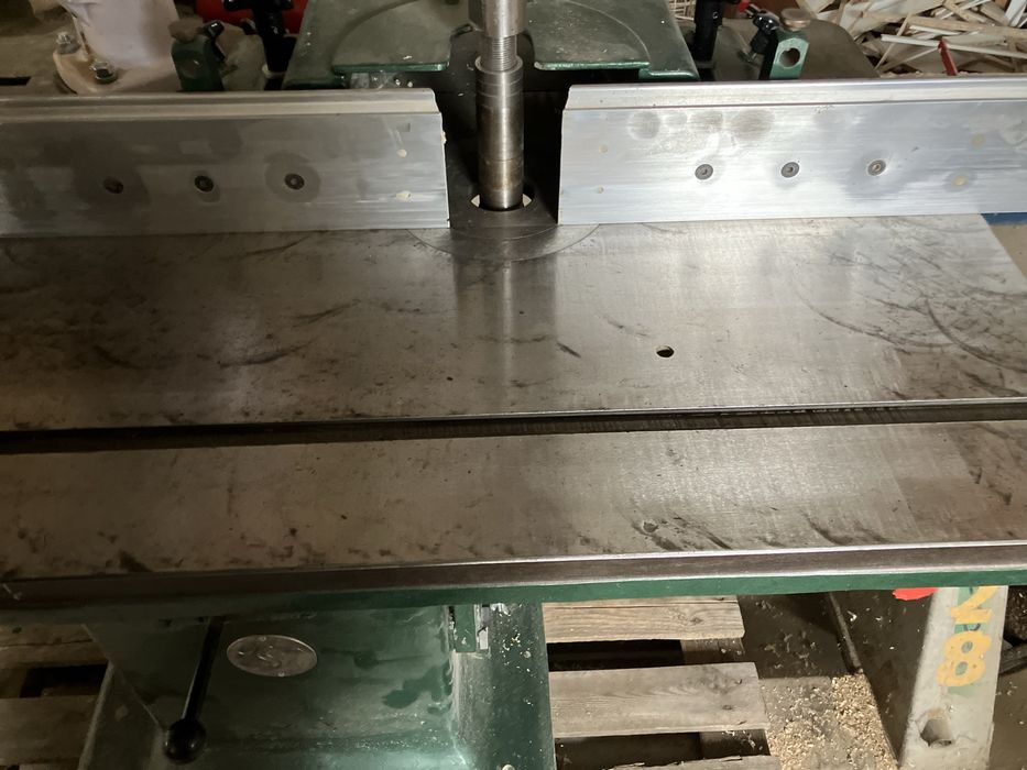 Frezarka dolnowrzecionowa z posuwem