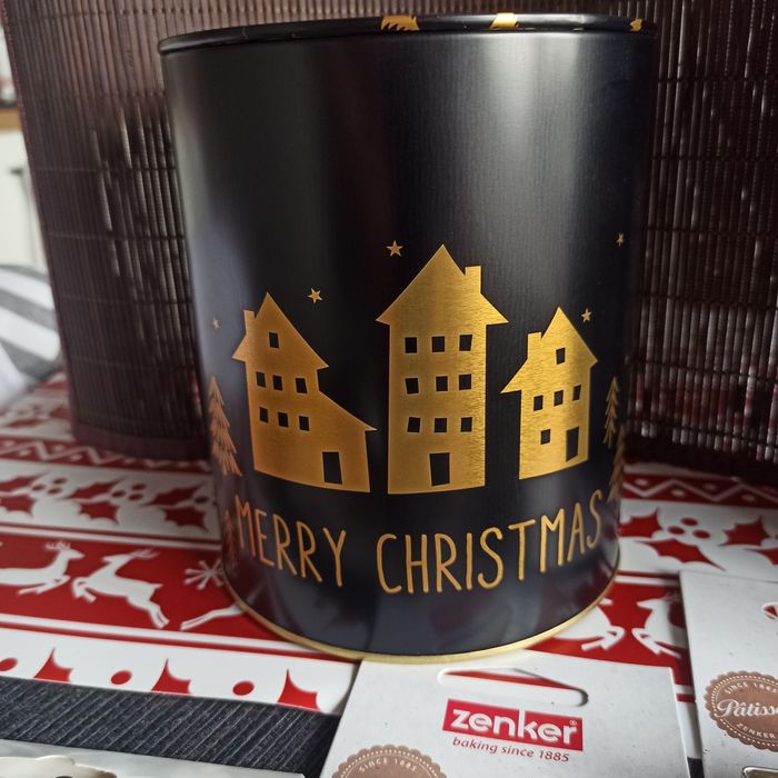 Zestaw świąteczny. Puszka na ciasto + foremki do ciastek i mafinek