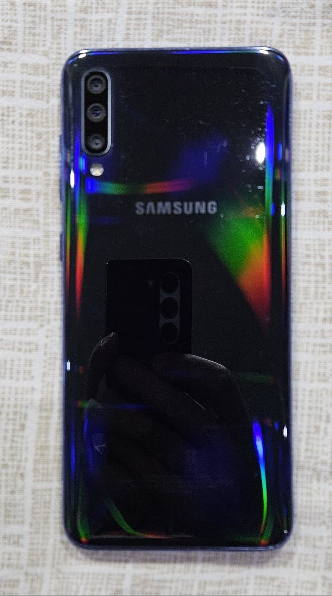 Vendo samsung galaxy A70 com 6gb ram e 128gb armazenamento impecável