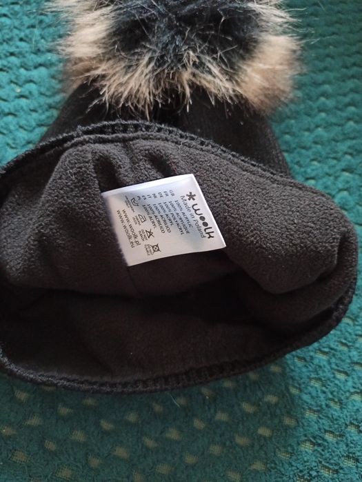 Czarna nowa czapka z pomponem