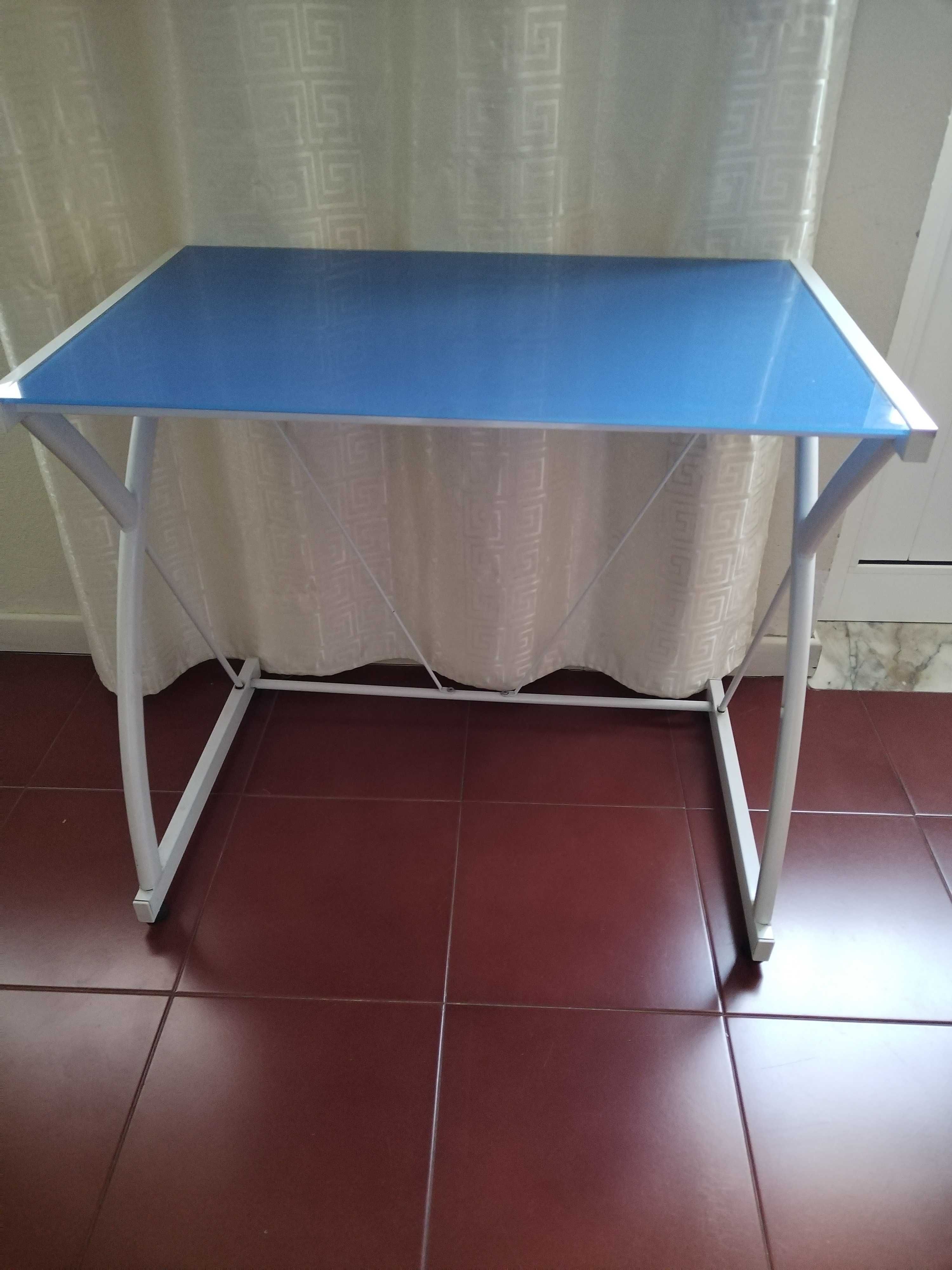 Mesa escritório como nova com tampo de vidro.