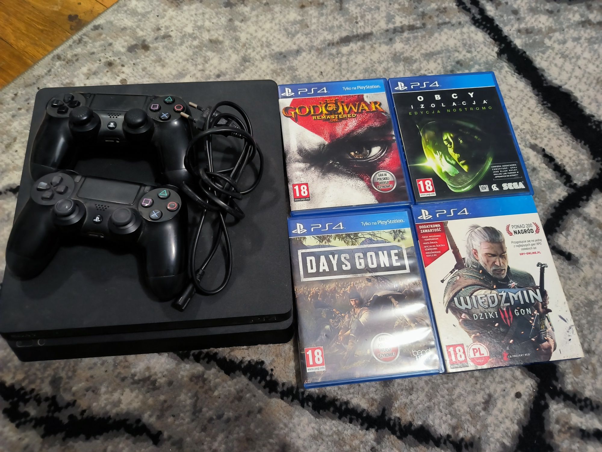 PS4 Slim 500G + dwa pady+zestaw gier