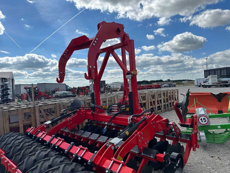 Agregat uprawowo-siewny półzawieszany z wałem opon. COMBIDISC OZDOKEN