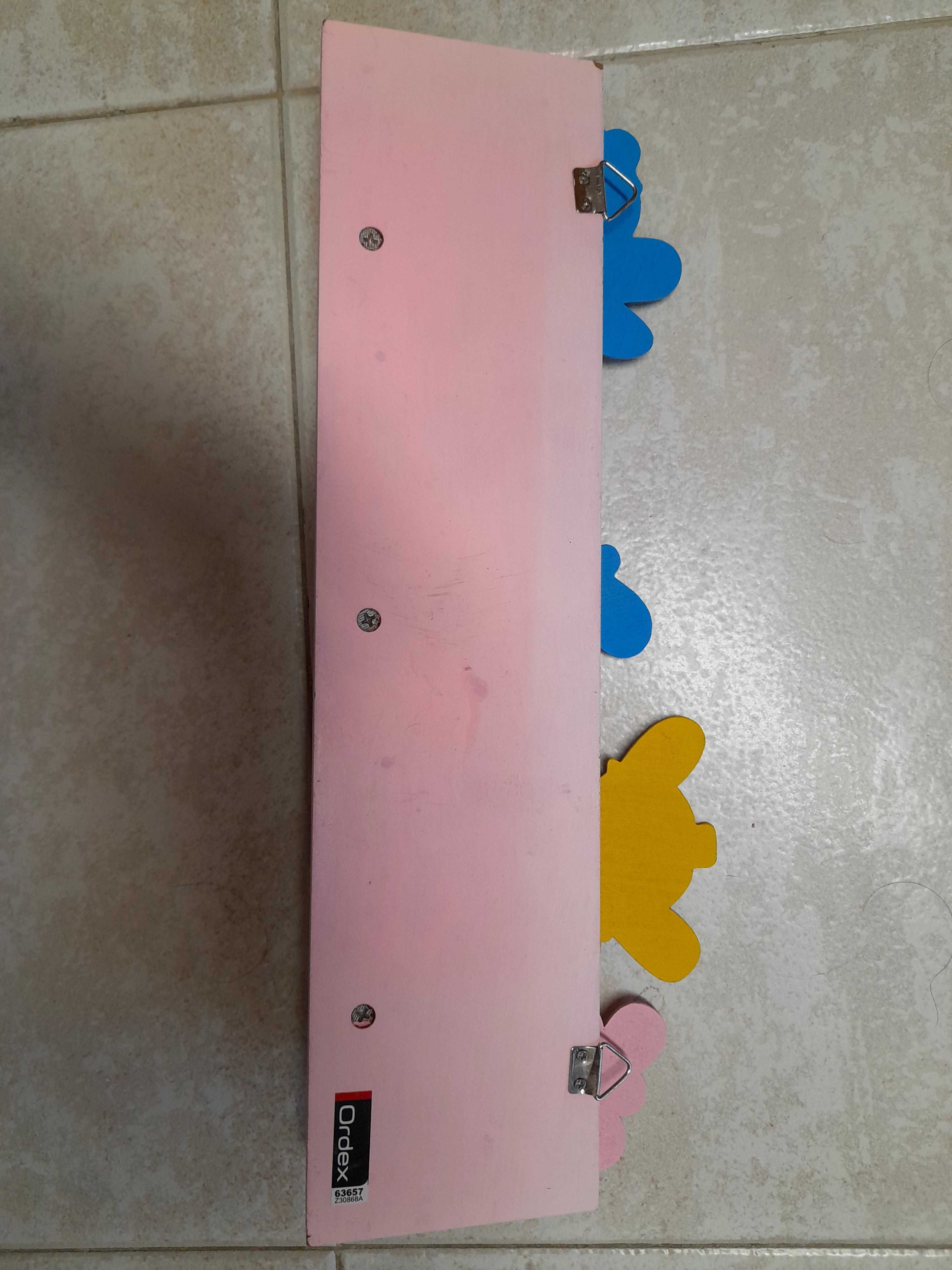 Cabide para quarto de criança