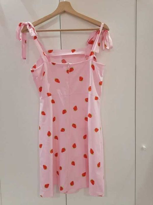 Vestido rosa de laços com moranguinhos