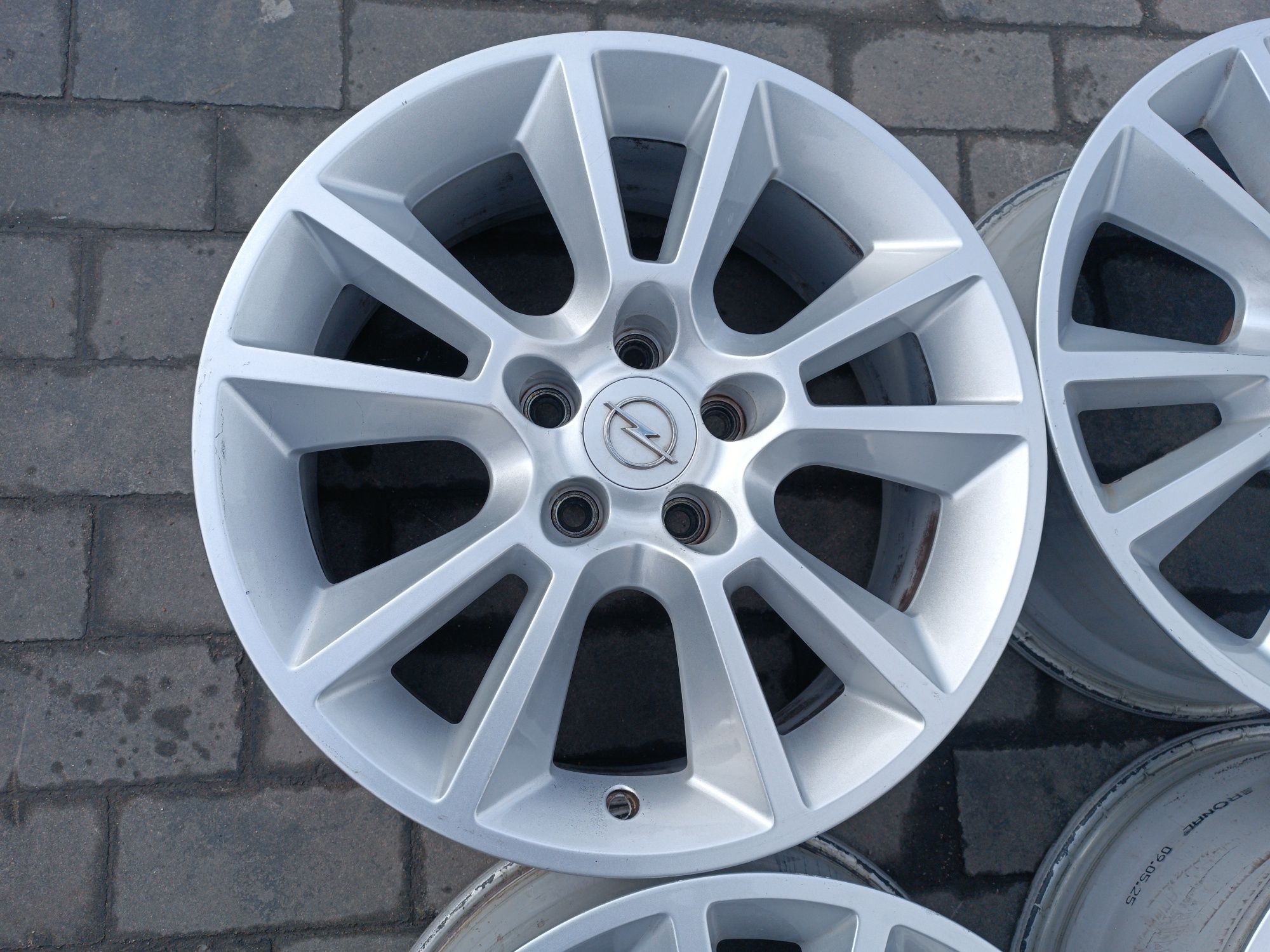 Felgi Alu Opel Meriva B Zafira B 5x110 ET35 7J17