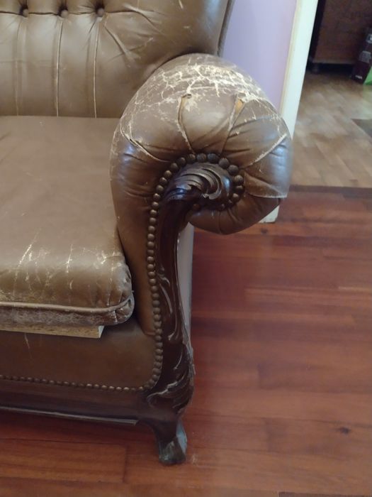 Poltronas em pele para restaurar.