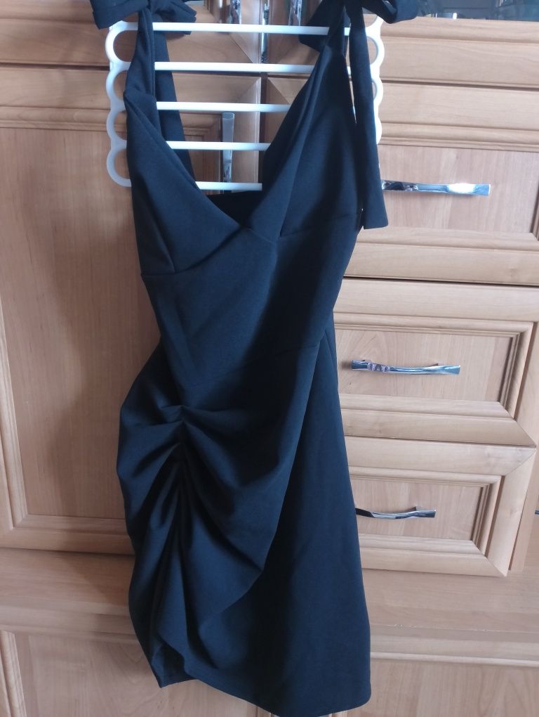 Czarna sukienka na wiązanych ramiączkach Marye