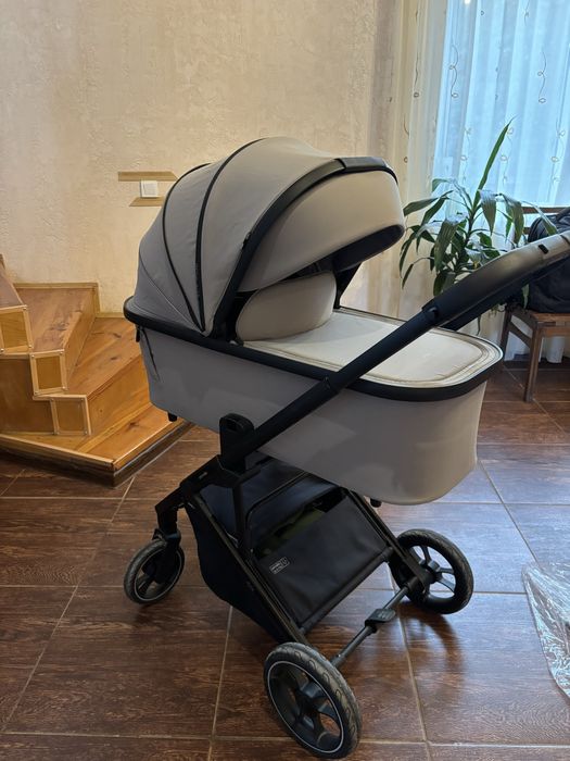 Продам коляску Carello