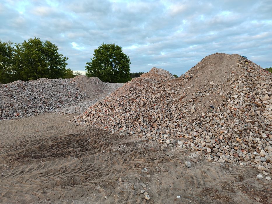 Gruz kruszony gruz drobny przekrusz betonowy na utwardzenie drogi plac