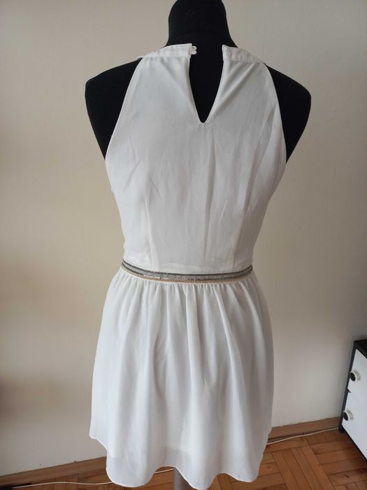 Sukienka biała z ozdobnym paseczkiem
