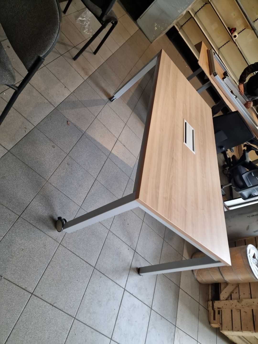 Meble biurowe. Stół,biurko z aluminiowym przepustem kabl. Duża ilość