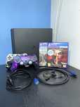 Playstation 4 com 2 comandos, fones 2 jogos fisicos e conta