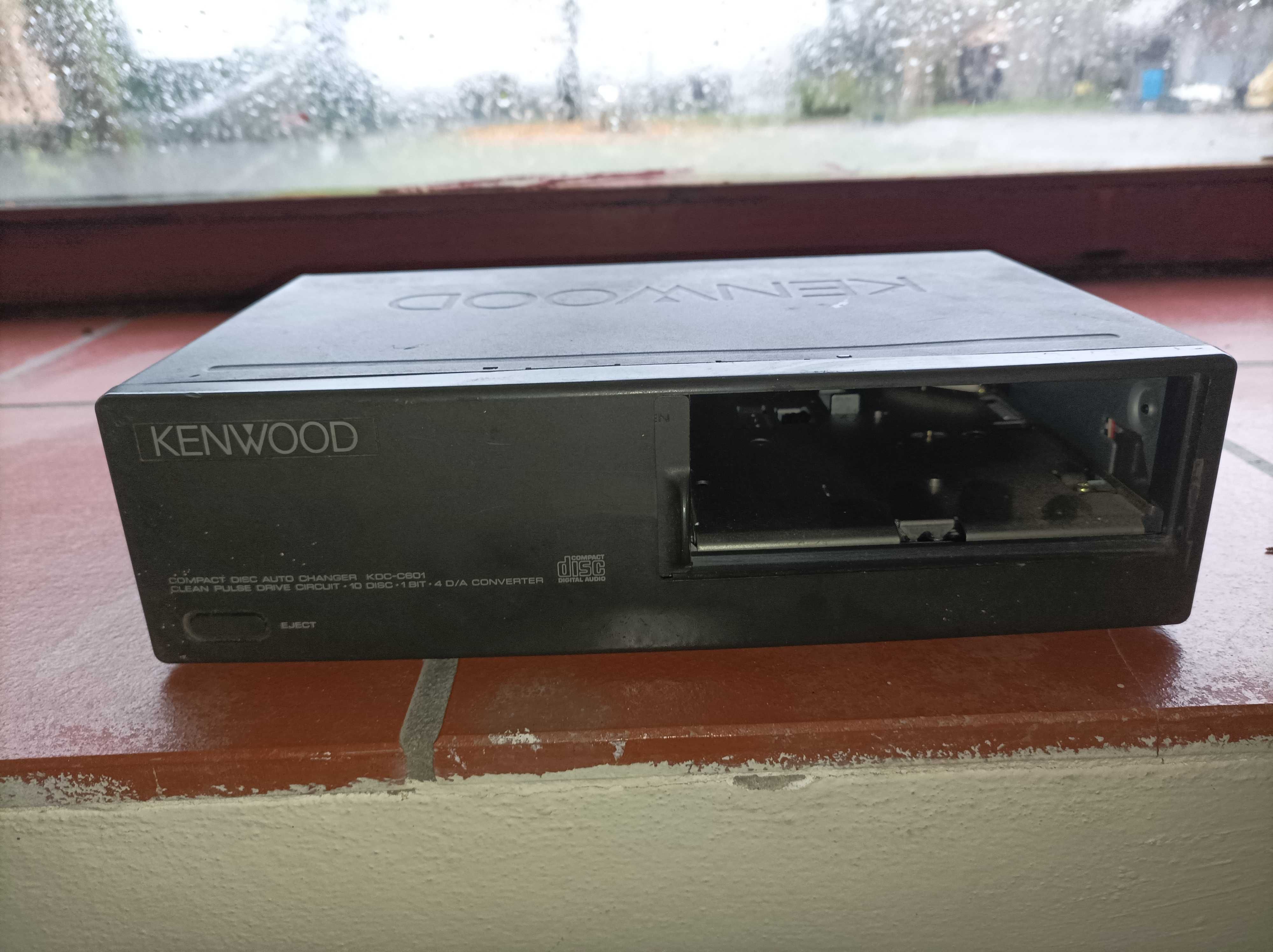 Caixa/charger Kenwood de CD's.