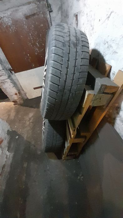Opony zimowe 215 60 r 16 z felgami stalowymi
