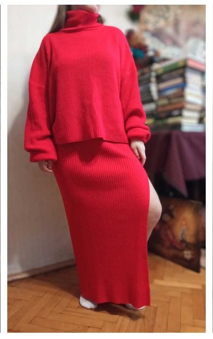 Жіночий в'язаний костюм зі спідницею