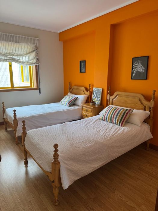 Camas, colchões, cabeceira, espelho