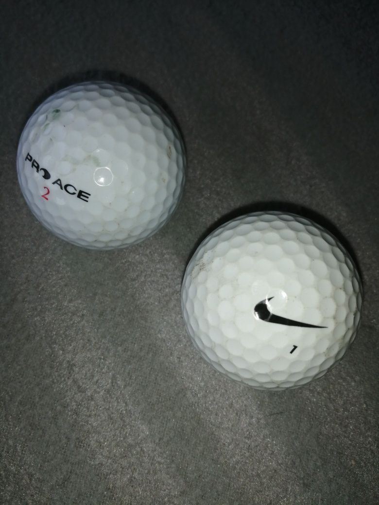 Trinta e sete bolas de golfe usadas
