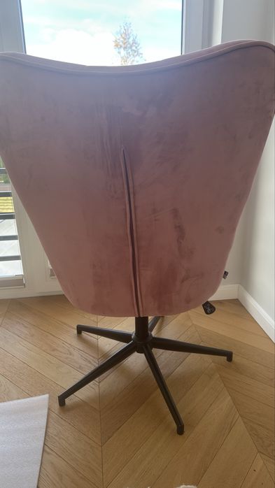 Różowy fotel welurowy obrotowy – stylowy i wygodny