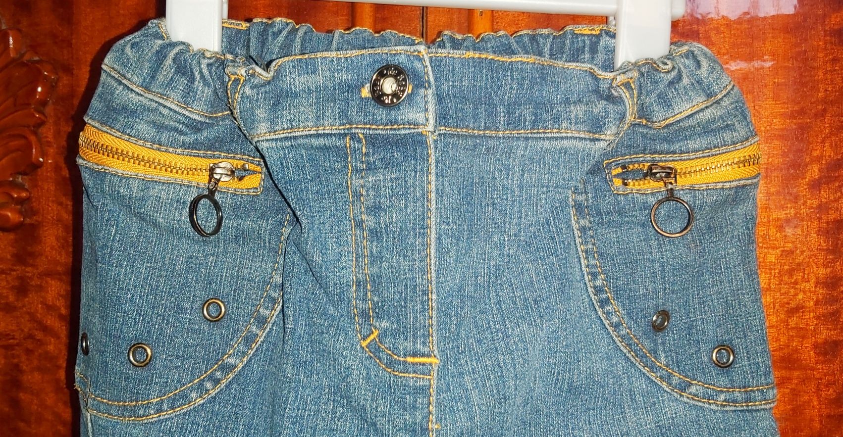 Spodnie jeansowe dla dziewczynki w rozmiarze 110/116