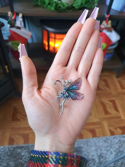Broche / pregadeira fada prateada azul asas acrílico cristais glitter