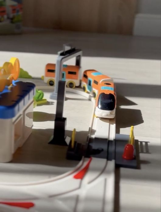 Залізна дорога, іграшковий трек, парковка, потяг